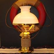 Fotogenlampa EL Bordslampa Tamp med vit Rochesterskärm.  3035 BCO